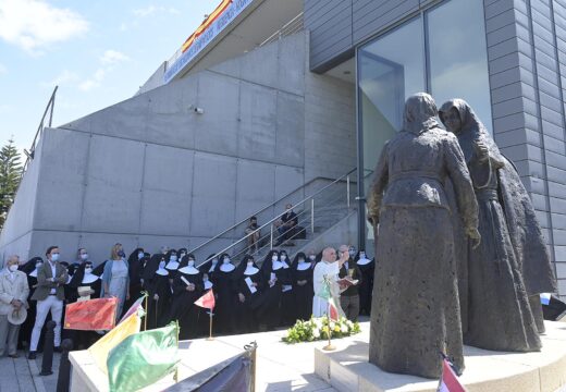 A Xunta participa na inauguración dun grupo escultórico na Residencia Santa Teresa Jornet da Coruña